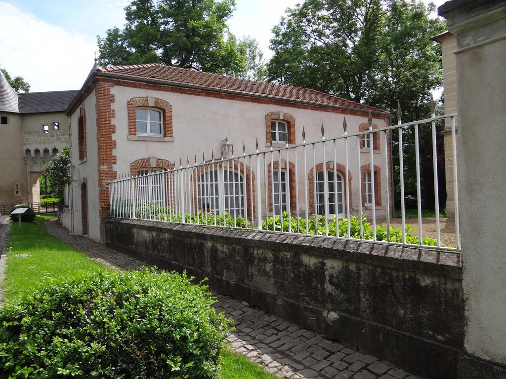 Chateau Mesny Gite Au Fil Des Pages Vic-sur-Seille Bagian luar foto